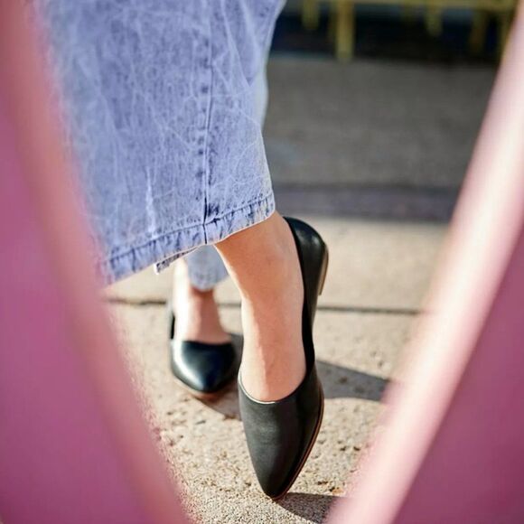 ZODIAC Women's Hill Pointed Toe Flats - Picture 9 of 12